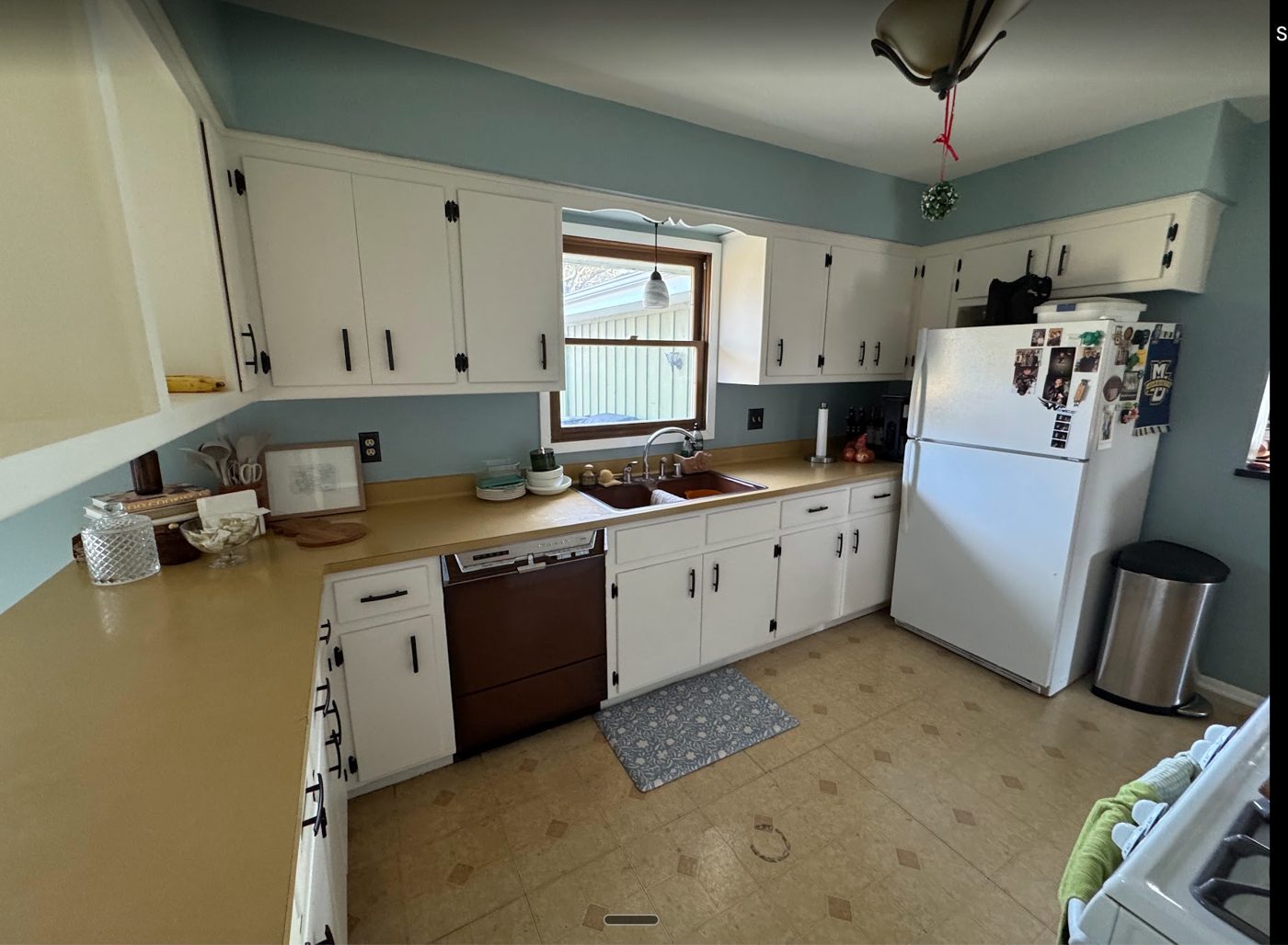 Grandview Blvd kitchen before renovation